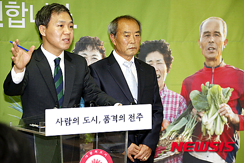 【전주=뉴시스】유영수 기자 = 김승수 전주시장과 유미옥 한국여성소비자연합 전북지회 사무처장, 김종철 (사)농촌지도자 전주시연합회 회장은 17일 전북 전주시청 브리핑룸에서 공동기자회견을 갖고 