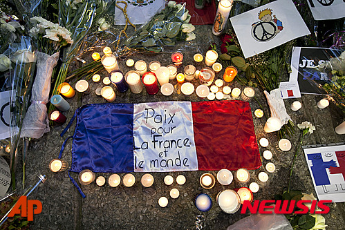 【멕시코시티=AP/뉴시스】2015년 11월 파리 바타클랑 테러 참사 이후 멕시코시티 주재 프랑스 대사관 의 추모공간. 2015.11.17