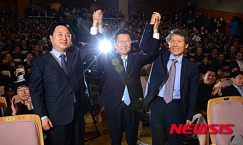 【서울=뉴시스】전신 기자 = 18일 서울 영등포구 대방동 서울여성플라자에서 열린 '개혁적 국민정당 창당추진위원회 출범식'에서 무소속 천정배(가운데) 의원과 김두관(왼쪽) 전 경남지사, 한상진 서울대 명예교수가 맞잡은 손을 들어보이고 있다. 2015.11.18.&nbsp;&nbsp; photo1006@newsis.com 