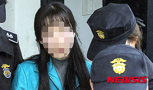 【해남=뉴시스】= 존속살해 혐의 등으로 기소돼 무기징역을 선고받고 복역 중인 김신혜(38·여)씨가 재심 개시 결정이 내려진 2015년 11월 18일 구치감에서 나오고 있다. 2015.11.18. (사진=광주일보 제공) photo@newsis.com