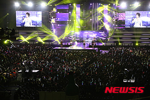 【창원=뉴시스】 홍정명 기자 = 지난 18일 저녁 경남 창원스포츠파크 내 창원경륜장에서 시민 3000여명이 참석한 가운데 창원시 마산회원구에 본사를 둔 종합주류기업 ㈜무학 주최 '2015 좋은날 굿데이 콘서트'가 열렸다.2015.11.19.(사진=무학 제공)&nbsp; photo@newsis.com