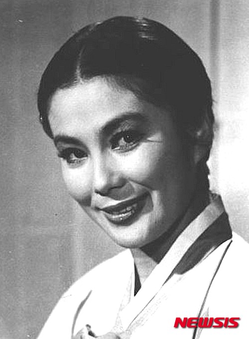 【서울=뉴시스】신진아 기자 = 원로배우 김혜정(74)이 19일 오전 교통사고로 사망했다.&nbsp; 서울 방배경찰서에 따르면, 김씨는 이날 오전 4시20분께 방배역 근처에서 횡단보도를 건너다가 택시에 부딪혔다. 교회로 새벽기도를 가던 중 참변을 당한 것으로 알려졌다. 병원으로 옮겨지던 중 숨을 거뒀다.&nbsp; 1941년 경남 마산에서 태어난 고인은 1958년 영화 ‘봄은 다시 오려나’로 데뷔했다. ‘38-24-38인치’의 풍만한 몸매와 남국의 미녀를 연상시키는 까무잡잡한 피부, 세련된 얼굴로 새로운 미의 기준을 제시했다.&nbsp;&nbsp; 정창화 감독의 ‘비련의 섬’(1958) 이후 본격적인 육체파 배우로 주목받았다. 김수영 감독의 ‘정인’(1964)으로 제8회 부일영화상 여우주연상을 수상했고, 같은 해 홍성기 감독의 ‘젊음이 밤을 지날 때’에서 열연했다.&nbsp; 1969년 8월 “쉬고 싶다”며 스크린을 떠날 때까지 약 200여 편의 영화에 출연했다.&nbsp; 정창화 감독, 조긍하 감독과 염문을 뿌렸고 가수 위키 리와 약혼과 파혼을 겪었다. 1969년 최원석(72) 동아그룹 전 회장과 결혼해 1남1녀를 뒀으나 5년 만에 이혼했다.&nbsp; 평론가 황미요조가 쓴 한국영화인정보조사에 따르면, 중학교 때 임춘앵 주연의 국극을 보고 배우가 되고 싶어 무작정 서울의 감독들에게 편지를 쓰다가 고등학교 졸업 전 상경했다. 형부와 알고 지내던 제작자 이철혁을 만나면서 영화계에 발을 들였다.&nbsp; 육체파 배우로 손꼽힌 도금봉(1930~2009)이 다양한 역할로 연기의 폭을 넓혔다면, 김혜정은 역할을 확장시킬 작품을 만나지 못했다. 평론가 여선정은 김혜정의 육체파다운 매력을 최대한으로 발휘시켜줄 안목 있는 감독이 없었다고 짚었다.&nbsp; 여선정이 쓴 여성영화인사전에 따르면, 조긍하 감독이 연출한 ‘아까시아 꽃잎 필때’(1962)는 강렬한 에로티시즘을 발산하는 김혜정의 장점이 비교적 제대로 표현된 영화다. 이 영화로 산업경제신문사가 주최한 영화상에서 신인 여우주연상을 받았다.&nbsp; 깡패의 정부 역을 맡아 신비스러운 관능미를 발산한 ‘북극성’(1962)과 남자를 욕정의 제물로 삼는 나타샤 역으로 공격적인 섹슈얼리티를 체현한 ‘나도 인간이 되련다’(1969)도 그녀의 대표작이다.&nbsp; 어느 수기에서 김혜정은 이를 ‘능욕의 미학’ 이라고 명명하면서 기왕에 벗는 연기를 해야 한다면 미학적 견지에서 에로티시즘을 다루고 싶었다고 밝힌 바 있다.&nbsp; jashin@newsis.com