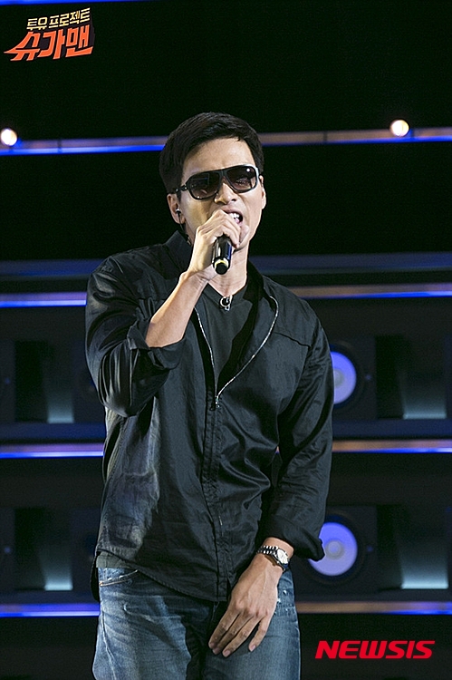 【서울=뉴시스】이재훈 기자 = 1990년대 인기를 누린 탤런트 겸 가수 구본승(42)이 16년 만에 신곡을 낸다.&nbsp; 가요계에 따르면, 구본승은 작곡가 양정승(41)이 이달 말 발표하는 프로젝트 '밤하늘의 별을'의 7번째 싱글에 보컬로 참여했다.&nbsp; 1999년 4집 '젠(Zen)' 이후 첫 노래다. 친분이 있는 양정승의 제안으로 성사됐다. 양정승은 구본승의 3집 '카리스마'에 수록된 발라드 '시련'을 작곡했다. 당시 차트 1위에 오른 곡이다.&nbsp; 1994년 MBC TV '지금은 특집 방송중'으로 데뷔한 구본승은 그해 MBC 드라마 '종합병원'에서 오렌지족 인턴을 맡아 단숨에 스타덤에 올랐다. 'X세대' 아이콘이었으며 1집 '파트 1'의 타이틀곡 '너 하나만을 위해'를 발표하고 가수로도 인기를 끌었다.&nbsp; 2000년대 들어 활동이 뜸했던 그는 지난달 27일 추억의 가수를 소환하는 JTBC 예능프로그램 '슈가맨'에 출연, 포털사이트 실시간 검색어를 장식하며 재조명됐다.&nbsp;&nbsp; realpaper7@newsis.com 