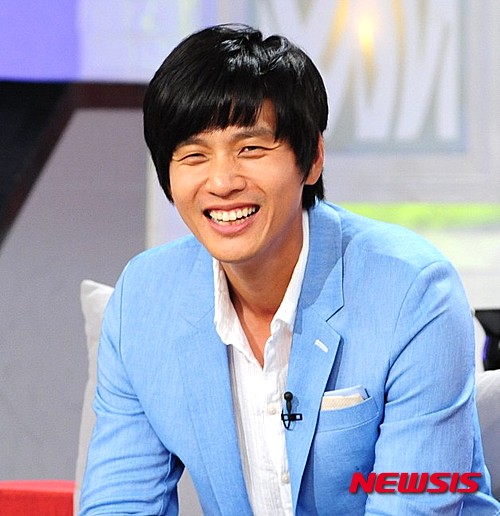 【서울=뉴시스】이재훈 기자 = 1990년대 인기를 누린 탤런트 겸 가수 구본승(42)이 16년 만에 신곡을 낸다.&nbsp; 가요계에 따르면, 구본승은 작곡가 양정승(41)이 이달 말 발표하는 프로젝트 '밤하늘의 별을'의 7번째 싱글에 보컬로 참여했다.&nbsp; 1999년 4집 '젠(Zen)' 이후 첫 노래다. 친분이 있는 양정승의 제안으로 성사됐다. 양정승은 구본승의 3집 '카리스마'에 수록된 발라드 '시련'을 작곡했다. 당시 차트 1위에 오른 곡이다.&nbsp; 1994년 MBC TV '지금은 특집 방송중'으로 데뷔한 구본승은 그해 MBC 드라마 '종합병원'에서 오렌지족 인턴을 맡아 단숨에 스타덤에 올랐다. 'X세대' 아이콘이었으며 1집 '파트 1'의 타이틀곡 '너 하나만을 위해'를 발표하고 가수로도 인기를 끌었다.&nbsp; 2000년대 들어 활동이 뜸했던 그는 지난달 27일 추억의 가수를 소환하는 JTBC 예능프로그램 '슈가맨'에 출연, 포털사이트 실시간 검색어를 장식하며 재조명됐다.&nbsp;&nbsp; realpaper7@newsis.com 