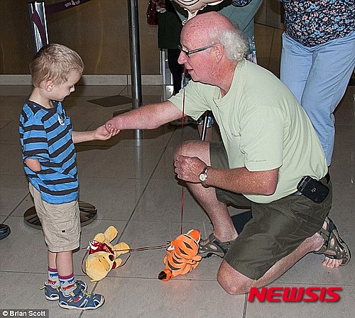 【서울=뉴시스】한쪽 팔이 없어서 부모에게 버림받은 카자흐스탄 출신의 키릴(4, 왼쪽)이라는 이름의 아이가 한 캐나다 부부에게 입양됐다. 캐나다 부부는 '한쪽 팔 없는' 이 아이의 입양을 고집했는데, 그것은 그들의 아버지 크리스(오른쪽)도 오른 팔이 없기 때문이다. 입양 전 키릴의 사진을 본 크리스는 "나와 똑같구나"라고 말하며 눈물을 흘렸다. 사진은 캐나다 공항에 도착한 키릴이 자신과 똑같이 한쪽 팔이 없는 할아버지를 만나는 장면이다.(사진출처: 데일리메일) 2015.11.20. 