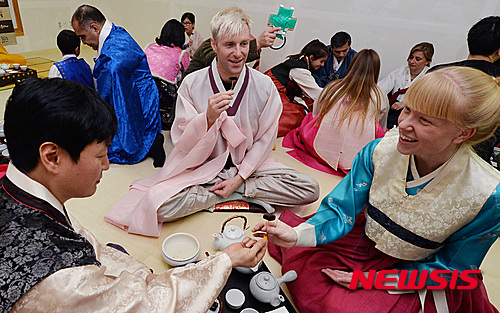 【서울=뉴시스】김진아 기자 = 21일 오전 서울 종로구 전통문화공간 무계원에서 열린 ‘외국인 종로통신사’ 행사에서 참석한 외국인들인 한복을 입고 전통 다례체험을 하고 있다.&nbsp; 이번 프로그램은 한국에 온지 얼마 되지 않는 대사관 직원 가족들에게 전통문화 체험의 기회를 제공해 한국문화에 대한 이해의 폭을 넓히고 고국으로 돌아갔을 때 우리 전통문화를 널리 알릴 수 있는 계기를 마련하기 위해 진행됐다. 2015.11.21.&nbsp; bluesoda@newsis.com&nbsp;&nbsp; 