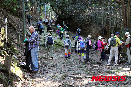 【제주=뉴시스】강정만 기자 = 21일 개장된 일본 일본 큐수(九州) ‘구루메(久留米)·고라산(高良山)올레'를 한국에서 온 올레꾼과 구루메시 올레꾼들이 걷고 있다. 2015.11.21.&nbsp; photo@newsis.com 