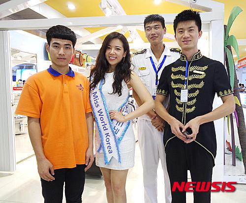 【서울=뉴시스】신효령 기자 = 미스월드코리아 정은주(22·서울대)가 2015 미스월드 선발대회 공식일정을 시작했다. 21일 제65회 대회장소인 중국 하이난성 싼야에 도착한 정은주는 공항에서 현지 스태프들의 환영을 받았다. 22일에는 '세계의 춤'( Dances of the World) 연습과 프로필 사진 촬영을 앞두고 각국 대표들과 함께 이른 아침을 먹었다. 올해 미스월드는 12월19일 싼야의 미려지관대극원에서 펼쳐진다. E!와 CCTV가 중계방송한다. 정은주는 각국을 대표한 미녀 119명과 경염한다. snow@newsis.com