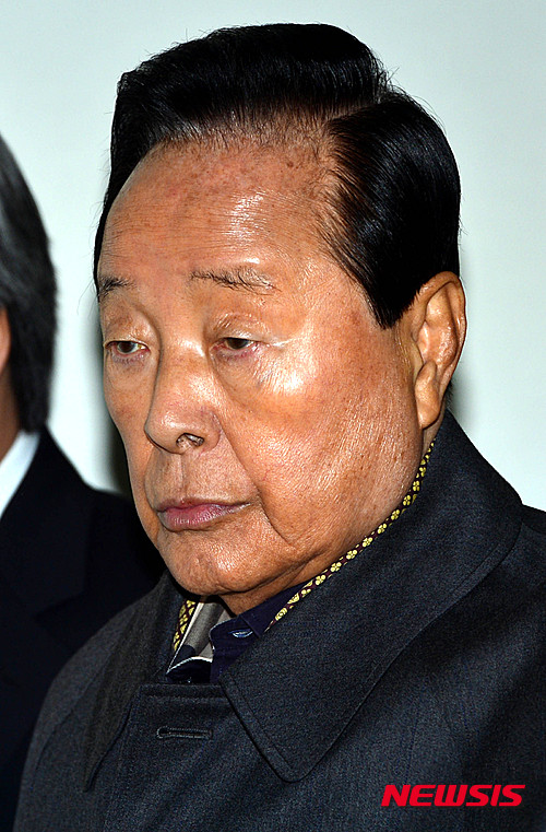 【뉴시스】김영삼 전 대통령이 22일 오전 12시21분께 서거했다. 향년 88. 김 전 대통령은 혈압 등 지병이 악화해 지난 19일부터 병원에 입원해 치료를 받아왔으며 21일 상태가 악화돼 중환자실로 옮겨졌었다. 사진은 지난 2013년 3월 경기 파주 오두산 통일전망대를 찾은 김 전 대통령.(사진=뉴시스 DB) photo@newsis.com