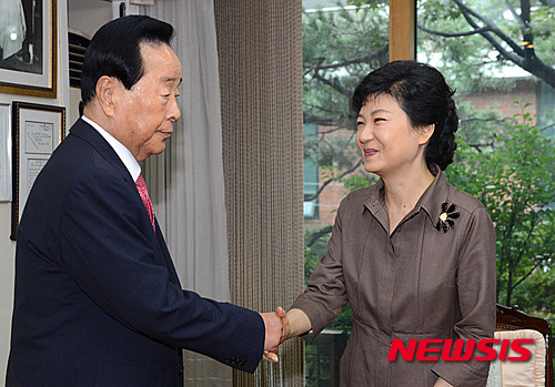 【서울=뉴시스】김영삼 전 대통령이 22일 0시22분께 서거했다. 향년 88. 사진은 박근혜 새누리당 대통령후보가 2012년 8월 22일 오전 서울 동작구 상도동 김영삼 전 대통령을 예방, 악수하며 인사하고 있다. 2015.11.22. (사진=뉴시스 DB)&nbsp; photo@newsis.com