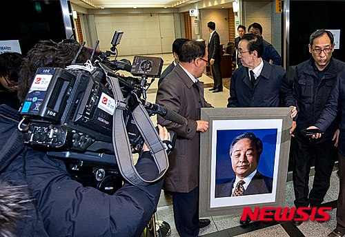 【서울=뉴시스】김진아 기자 = 22일 새벽 故 김영삼 전 대통령의 빈소가 마련되는 서울 종로구 서울대병원 장례식장에 문정수 김영삼 민주센터 상임이사(전 부산시장)가 영정사진을 들고 빈소로 들어서고 있다.&nbsp; 김영삼 전 대통령은 22일 새벽 0시22분 패혈증과 급성심부전증으로 서거했다. 2015.11.22.&nbsp; photo@newsis.com 