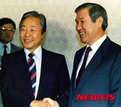 【서울=뉴시스】박진희 기자 = 22일 오전 12시22분께 서울 종로구 연건동 서울대병원 중환자실에서 김영삼 전 대통령은 이날 숨을 거뒀다. 향년 88세. 빈소는 서울대병원 장례식장 1호실. 고인은 경남 거제 출신인 김 전 대통령의 서거로 3김(金)시대를 호령하던 인물 중 김종필 전 국무총리를 제외한 두 명의 거목이 역사의 뒤안길로 사라졌다. 사진은 1987년 "호랑이 집으려면 호랑이 굴로 들어간야 한다"는 말을 남긴 3당 합당시 노태우 전 대통령과 함께 한 모습. 2015.11.22. (사진은 독자 정태원씨 제공) photo@newsis.com