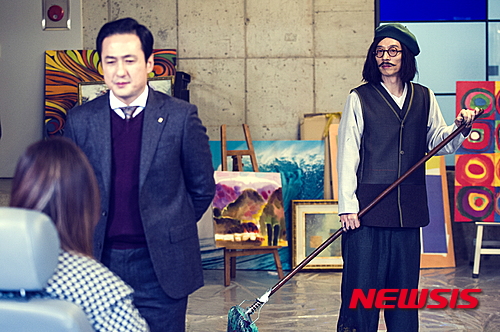 【서울=뉴시스】조인우 기자 = MC 유재석(43)이 22일 MBC TV 주말드라마 '내 딸, 금사월'(극본 김순옥·연출 백호민)에 출연한다.&nbsp; 동그란 안경을 쓰고 긴 머리를 한 채 등장, 웃음을 자아낸다. 정장을 차려입고 '헤더 신'(전인화) 옆에 서 있는 모습도 있어 유재석의 캐릭터에 대한 궁금증이 더해지고 있다.&nbsp; MBC TV '무한도전'에서 진행한 경매 '무도 드림' 때문에 이 드라마에 나오게 됐다. 멤버들의 하루를 경매하고 그 수익금으로 좋은 일을 하는 자선 경매에서 유재석의 하루는 '내 딸, 금사월'의 김순옥 작가에게 최고가인 2000만원에 낙찰됐다.&nbsp; 함께 촬영한 이재진 PD는 "기대한 것보다 잘 했다"며 "적절한 대본과 캐릭터 연구가 어우러져 너무나도 만족스러웠다"고 전했다.&nbsp; join@newsis.com