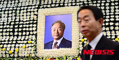 【서울=뉴시스】사진공동취재단 = 김영삼 전 대통령이 서거한 22일 서울 종로구 서울대병원 장례식장 빈소에 고인의 영정 사진이 걸려 있다. 2015.11.22.&nbsp; photo@newsis.com