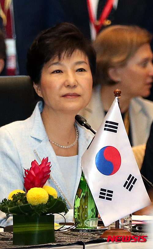 【쿠알라룸푸르(말레이시아)=뉴시스】박주성 기자 = 박근혜 대통령이 22일 오전 말레이시아 쿠알라룸푸르 컨벤션센터 컨퍼런스홀에서 열린 동아시아정상회의(EAS)에 참석하고 있다. 2015.11.22. park7691@newsis.com