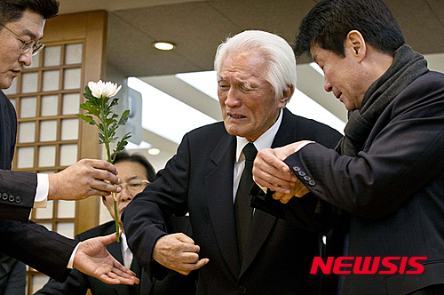 2015년 김영삼 전 대통령의 빈소에서 슬퍼하는 최형우 전 장관. 사진=뉴시스