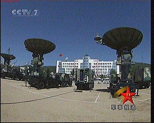 【서울=뉴시스】중국 관영 언론이 그동안 베일에 가려진 전략미사일부대(제2 포병부대)의, 탐지거리가 수천㎞에 달하는 신형 레이더를 공개해 주목받았다. 23일 중국 군기관지인 제팡쥔바오(解放軍報)는 신형 레이더와 이를 운영하는 전략미사일부대 소속 레이더 부대(중대)를 소개했다. 중국 CCTV에 공개된 이 레이더의 모습. (사진출처: 중국 바이두) 2015.11.23&nbsp; 