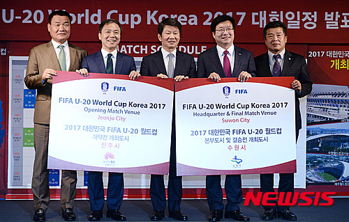 【서울=뉴시스】박문호 기자 = 정몽규 대한축구협회장과 개막전 개최도시 김승수 전주시장, 결승전 개최도시 염태영 수원지장이 24일 오전 서울 종로구 경희궁길 축구회관에서 열린 FIFA U-20 월드컵 코리아 2017 대회일정 발표에서 개최도시 보드와 함께 포즈를 취하고 있다. 왼쪽부터 김대은 전북축협회장, 김승수 전주시장, 정몽규 대한축구협회장, 염태영 수원시장, 이석재 경기축협회장. 2015.11.24. go2@newsis.com