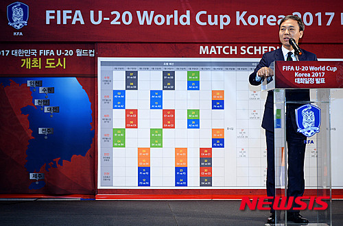 【서울=뉴시스】박문호 기자 = 김승수 전주시장이 24일 오전 서울 종로구 경희궁길 축구회관에서 열린 FIFA U-20 월드컵 코리아 2017 대회일정 발표에서 개막전 개최도시 선정 인사말을 하고 있다. 2015.11.24. go2@newsis.com