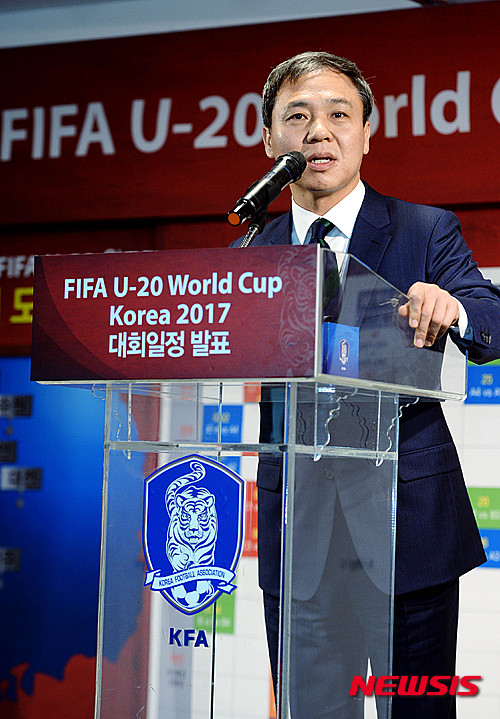 【서울=뉴시스】박문호 기자 = 김승수 전주시장이 24일 오전 서울 종로구 경희궁길 축구회관에서 열린 FIFA U-20 월드컵 코리아 2017 대회일정 발표에서 개막전 개최도시 선정 인사말을 하고 있다. 2015.11.24. go2@newsis.com
