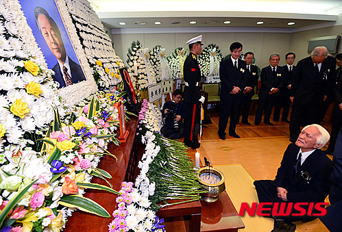 2015년 김영삼 전 대통령 영정 앞에서 조문하는 최형우 전 장관. 사진=뉴시스
