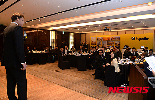 【서울=뉴시스】장세영 기자 = 25일 서울 웨스턴조선호텔에서 열린 글로벌 온라인 여행사 익스피디아 '2016년 플랜 발표 미디어 컨퍼러스'에서 아시아의 조나단 싱클레어 닐 CEO가 항공, 항공+호텔 패키지 론칭 등 향후 사업의 핵심이 되는 주요 전략을 발표 하고 있다. 2015.11.25.&nbsp; photothink@newsis.com