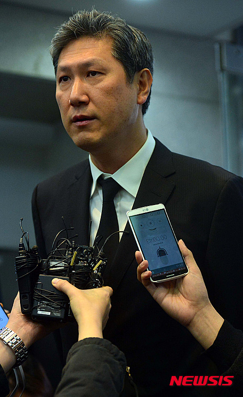 【서울=뉴시스】사진공동취재단 = 노태우 전 대통령의 아들인 노재헌 변호사가 25일 서울 종로구 서울대병원 장례식장에 마련된 故 김영삼 전 대통령 빈소에서 조문을 마친 후 인터뷰를 하고 있다. 2015.11.25. photo@newsis.com