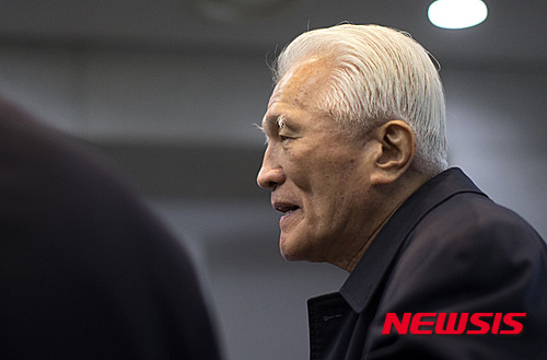 [서울=뉴시스]사진공동취재단 = 최형우 전 내무부 장관이 지난 2015년 11월25일 서울 종로구 서울대병원 장례식장에 마련된 고 김영삼 전 대통령의 빈소로 들어서고 있다. 2015.11.25. photo@newsis.com