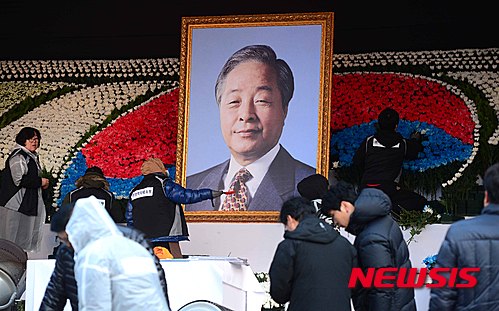 【서울=뉴시스】전신 기자 = 고 김영삼 전 대통령 국가장 영결식이 거행되는 26일 서울 여의도 국회에서 관계자들이 영결식장 설치 작업을 하고 있다. 2015.11.26.&nbsp; photo1006@newsis.com 