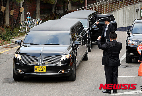 【서울=뉴시스】박진희 기자 = 26일 오전 김영삼 전 대통령 열결식 운구 차량으로 사용할 리무진 차량이 서울대학병원 장례식장에서 준비하고 있다. 김영삼 전 대통령은 22일 새벽 0시 22분 패혈증과 급성심부전증으로 서거했다. 2015.11.26. pak7130@newsis.com