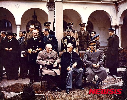 【뉴욕=뉴시스】노창현 특파원 = 카이로 선언은 단지 한국의 독립을 명문화한 것에 그친 것이 아니라 신탁통치를 전제한 고도의 수사적 문구들이 있었다. 카이로선언 이전인 1942년부터 미국의 루즈벨트 대통령은 한국의 독립을 염두에 두고 있었으나 한국을 일정기간 신탁통치를 해야 한다고 전제했다. 재미한국현대사연구가 김태환회장은 25일 루즈벨트가 한국의 독립을 언급한 첫 번째 문서는 1942년 12월24일 장제스(蔣介石) 중국 총통에게 보낸 서한이라고 밝혔다. 카이로회담에서 영국은 선언문 초안에 한국독립 조항을 제외하는등 독립에 부정적이었고 선언문 조율과정에서도 '적절한 절차를 거쳐서(in due course)'라는 문구를 삽입하는 등의 영향력을 행사했다. 사진은 1944년 얄타회담에서 연합국의 세 수뇌, 처칠(왼쪽부터)과 루스벨트, 스탈린. 2015.11.25. <사진=www.en.wikipedia.org>&nbsp;&nbsp; robin@newsis.com 