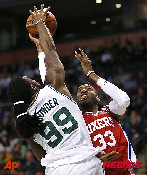 【시카고=AP/뉴시스】보스턴 셀틱스의 재 크라우더(왼쪽)가 26일(한국시간) 미국 매사추세츠주 보스턴 TD가든에서 벌어진 필라델피아 세븐틴식서스와 경기에서 로버트 커빙턴의 슛을 블록하고 있다. 이날 경기에서는 보스턴이 필라델피아를 84-80로 꺾었다. 필라델피아는 개막 16연패를 기록했다.2015.11.26.