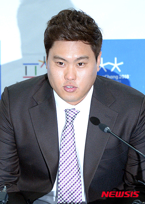 【서울=뉴시스】박문호 기자 = 메이저리거 류현진이 2018 평창 동계올림픽 및 장애인 올림픽대회 홍보대사로 위촉돼 26일 오후 서울 중구 세종대로 프레스센터에서 열린 위촉식에서 소감을 말하고 있다. 2015.11.26.&nbsp;&nbsp; go2@newsis.com