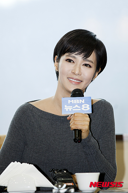 【서울=뉴시스】조인우 기자 = "옆에 남자가 있을 팔자가 아닌가 봐요. 집에서도 그렇고, 회사에서도 그렇고."&nbsp; 김주하(42) 앵커가 다음달 1일부터 MBN 메인뉴스인 '뉴스8'을 혼자서 이끈다. 종합편성채널 메인뉴스 시청률 1위를 달리고 있는 MBN이 개국 4주년을 맞아 내놓은 굳히기 카드다. MBN 사상 최초의 메인뉴스 여성 단독앵커, 나아가 한국 방송사상 최초의 주중 메인뉴스 여성 단독앵커로 김주하를 내세워 뉴스의 신뢰성과 화제성을 동시에 잡는다는 전략이다.&nbsp; 하지만 정작 주인공인 김주하는 "'첫' '여자' '단독' 이런 말 좀 안 나갔으면 좋겠다"고 손사래를 친다. 언론계에서 '여기자'로서 꾸준히 새로운 길을 개척하며 살았지만 아직도 '최초'라는 수식어는 부담스럽다.&nbsp; "원하는대로 잘 안 됐을 때, 인간 김주하가 잘못한 게 아니라 '여성'이 잘못한 것처럼 비춰질 수 있잖아요. 그냥 (둘이) 뉴스를 진행하던 인간 김모씨가 혼자 뉴스를 한다고 생각해주셨으면 좋겠어요."&nbsp; 그래서 김주하가 새로운 '뉴스8'에서 계획하고 있는 "친절한 뉴스를 하고 싶다"는 다짐은 '여성 앵커'로서의 그것이 아니라 그냥 '앵커 김주하'가 오래 꿈꾸고 바랐던 내용이다.&nbsp; "지금의 뉴스는 재료를 시청자 앞에 툭툭 던져 놓는 거라고 생각해요. 저는 담백하고 맛있는 요리를 해서 드리고 싶어요. 어떤 사건의 앞뒤 내용에 대한 간략한 설명을 해줘서 시청자가 더 쉽게 받아들일 수 있도록."&nbsp; 단순한 브리핑 수준에 그치는 일은 아니다. 기자가 취재해 보내 온 것의 배경과 역사, 전망까지 꿰뚫고 있어야 가능하기 때문이다. 가장 최신 소식을 전해야 하는 뉴스 앵커로서 벌이는 시간과의 싸움이기도 하다.&nbsp; "뉴스 직전까지 기다렸다가 쓴 기사에 덧붙여서 앵커 멘트를 하려면 이게 시간상 가능한 건지. 요즘은 주말, 밤, 새벽 가릴 것 없이 준비하고 자료를 찾아보느라 거의 2~3시간씩 밖에 못자요. 1일 첫 방송에 초췌하게 나올까봐 걱정이에요. 정작 제 관리를 못하면 어떡하나."&nbsp; 그래도 김주하는 "다시 뉴스를 하게 돼서 기쁘고 행복하다"는 마음이다. 이제는 뉴스 진행을 하지 못 할 거라고 생각했지만 다시 앵커로 시청자 앞에 섰고 바라던 뉴스 방식을 시도할 기회도 얻었다.&nbsp; "제 꿈은 다시 뉴스를 하는 거였어요. 이뤘다면 이룬 거죠. 그냥 하고 싶은 일 열심히 하면서 살았을 뿐인데 여기까지 올 거라고는 생각도 못했어요. 좋게 봐주셔서 감사하죠. 저는 여기서 한 발만 더 나아가도 스스로에게 감격할 것 같아요."&nbsp; join@newsis.com