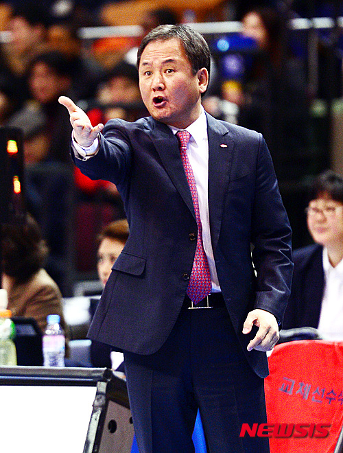 【서울=뉴시스】박영태 기자 = 26일 오후 서울 송파구 잠실실내체육관에서 열린 2015-2016프로농구 서울 삼성 썬더스와 울산 모비스의 경기, 모비스 유재학 감독이 작전 지시를 하고 있다. 2015.11.26. since1999@newsis.com