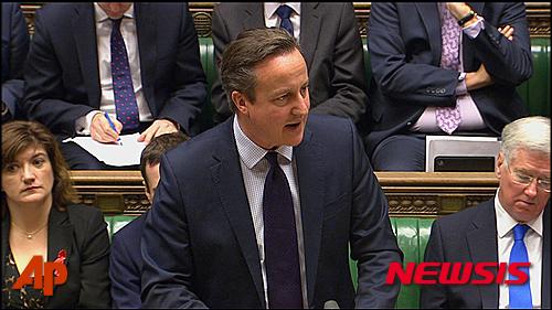 【런던=AP/뉴시스】지난달 26일 데이비드 캐머런 영국 총리가 하원에 출석해 발언하고 있다. 2일(현지시간) 영국 의회가 시리아 공습안을 놓고 토론을 시작한 가운데 캐머런 총리는 영국이 시리아 공습에 참여한다면 연합군의 이슬람국가(IS) 격퇴 작전이 전환기를 맞을 수 있다고 밝혔다. 2015.12.02