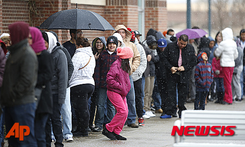 【덴버=AP/뉴시스】미국의 추수감사절 당일인 26일(현지시간) 콜로라도주 덴버의 JC페니 점 앞에 물건을 사려는 사람들이 길게 줄 서있다. 2015.11.27 