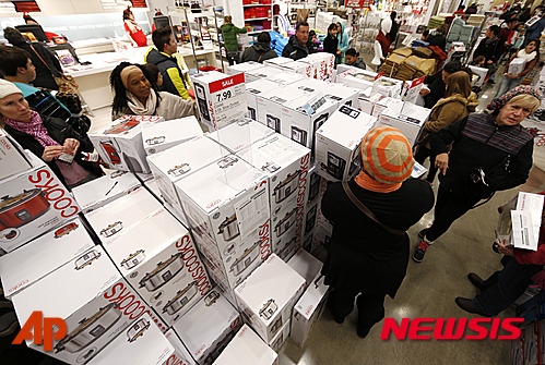 【 덴버=AP/뉴시스】미국 콜로라도주 덴버의 JC페니에서 추수감사절 당일인 26일(현지시간) 고객들이 대폭 할인 가격이 붙은 상품을 고르고 있다. 2015.11.27 