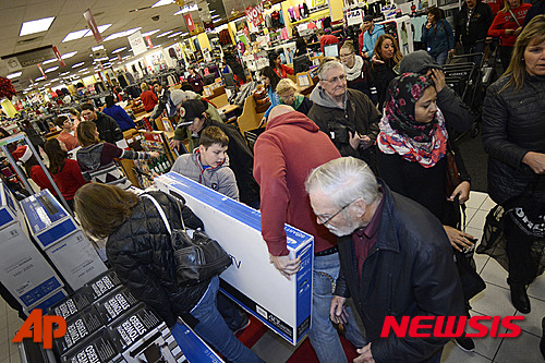 【 포트웨인=AP/뉴시스】미국 인디애나주 포트웨인의 한 상점에서 추수감사절 당일인 26일(현지시간) 고객들이 대폭 할인하는 상품들을 고르고 있다. 2015.11.27