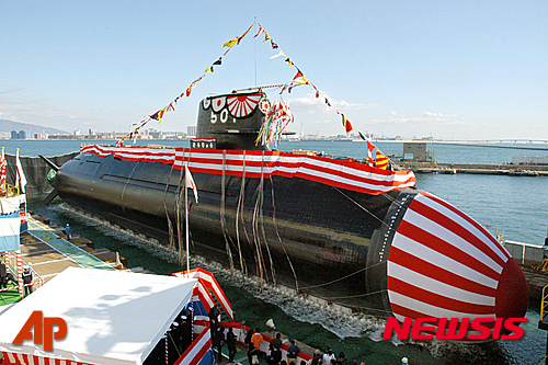 【 고베=AP/뉴시스】'무기수출 3원칙' 폐기로 무기 수출의 활로 개척을 위해 일본이 호주의 잠수함 건조사업 수주에 총력전을 펴고 있는 가운데,일본 정부는 오는 30일 200억 호주달러(약 17조원) 규모의 호주 잠수함 건조 사업에 공식 입찰할 계획이다. 사진은 지난 5일 일본 고베의 미쓰비시 중공업 항만에서 스텔스 기능을 갖춘 소류급 디젤 동력 잠수함 건조식이 열리고 있는 모습. 2015.11.27 