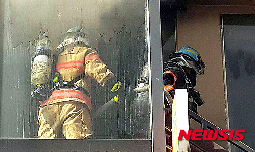 【서울=뉴시스】김동민 기자 = 고양소방서는 27일 오전 경기 고양시 덕양구 화신로 일반근린생활시설에서 발생한 화재를 진압하고 있다.&nbsp; 고양소방서는 화재로 인한 인명피해 및 재산피해를 조사 중에 있다. 2015.11.27. (사진=고양소방서 제공)&nbsp; photo@newsis.com 