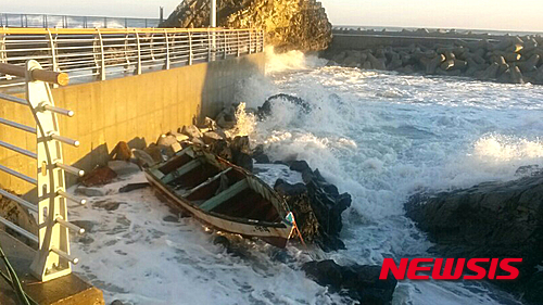 【강릉=뉴시스】27일 오전 8시25분께 강원 강릉시 정동진항 남방파제 외측 갯바위에 목선인 대덕호(선장 이모씨·71·0.32ｔ)가 좌초된 채 발견됐다. (사진=동해해양경비안전서 제공)&nbsp; photo@newsis.com 