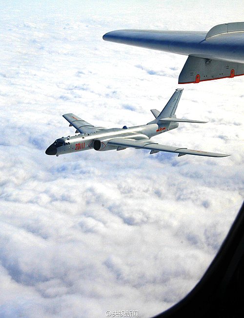 【서울=뉴시스】중국이 이례적으로 신형 전략폭격기 8대 등 군용기를 출동시켜 동중국해방공식별구역을 순찰비행하고 장거리 훈련을 실시한 것으로 전해졌다. 선진커(申進科) 중국 공군 대변인은 이날 신형폭격기 훙(H)-6K를 비롯한 군용기들이 각각 편대를 나눠 오키나와 인근 미야코(宮古)해협을 넘어 서태평양에 진입해 훈련했고, 또 일부는 동중국해 방공식별구역을 비행했다고 밝혔다. 중국 중앙(CC) TV 웨이보에 게재된 폭격기 편대 비행 사진. (사진출처: CCTV 웨이보) 2015.11.28