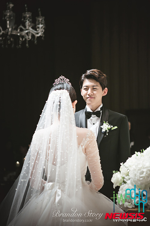 【서울=뉴시스】박주성 기자 = 그룹 '유키스' 출신의 가수 겸 배우 동호가 품절남 대열에 합류했다.&nbsp; 동호는 28일 서울 논현동에 위치한 파티오나인에서 1살 연상의 예비신부와 결혼식을 올렸다. 식은 일반인인 신부를 배려해 비공개로 치러졌다.&nbsp; 이날 결혼식의 주례는 온누리교회 정재륜 목사가, 사회는 개그맨 변기수가 맡아 경건함과 유쾌함이 어우러졌다. 또 축가는 '슈퍼주니어' 멤버 규현과 가수 맥케이가 불러 두 사람의 앞날을 축복했다.&nbsp; 동호는 2008년 유키스 멤버로 데뷔했으며 이후 영화, 예능 프로그램 등에서 활동하다 2013년 연예계 활동을 잠정 중단했으며 현재는 DJ로 활동 중이다. 2015.11.28. (사진=아이웨딩 제공)&nbsp; park7691@newsis.com 