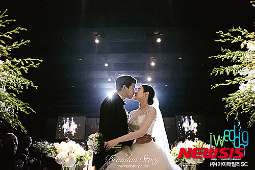 【서울=뉴시스】박주성 기자 = 그룹 '유키스' 출신의 가수 겸 배우 동호가 품절남 대열에 합류했다.&nbsp; 동호는 28일 서울 논현동에 위치한 파티오나인에서 1살 연상의 예비신부와 결혼식을 올렸다. 식은 일반인인 신부를 배려해 비공개로 치러졌다.&nbsp; 이날 결혼식의 주례는 온누리교회 정재륜 목사가, 사회는 개그맨 변기수가 맡아 경건함과 유쾌함이 어우러졌다. 또 축가는 '슈퍼주니어' 멤버 규현과 가수 맥케이가 불러 두 사람의 앞날을 축복했다.&nbsp; 동호는 2008년 유키스 멤버로 데뷔했으며 이후 영화, 예능 프로그램 등에서 활동하다 2013년 연예계 활동을 잠정 중단했으며 현재는 DJ로 활동 중이다. 2015.11.28. (사진=아이웨딩 제공)&nbsp; park7691@newsis.com 