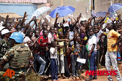 【방기=AP/뉴시스】29일(현지시간) 프란치스코 교황이 중앙아프리카공화국 방기 공항에 도착하자마자 수많은 군중들이 손을 흔들며 열렬히 환영하고 있다. 2015.11.30.