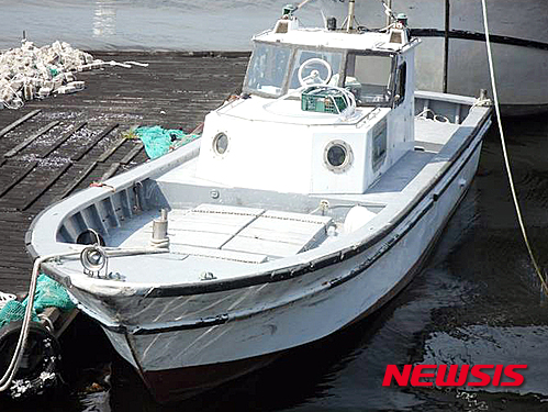 【부산=뉴시스】하경민 기자 = 부산경찰청 국제범죄수사대는 30일 개조한 고속잠수기 어선(4.99t)을 이용해 일본과 국내를 오가며 밀항을 알선한 일당을 검거했다고 밝혔다. 사진은 이들이 밀항에 이용한 고속잠수기 어선. 2015.11.30. (사진=부산경찰청 제공) yulnetphoto@newsis.com