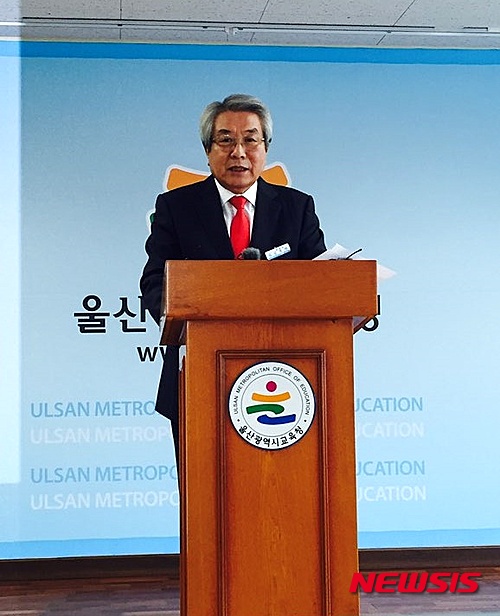 【울산=뉴시스】구미현 기자 = 울산교육청은 2015년 국가 수준 학업성취도 평가 결과 중·고등학교 기초학력 미달 학생 비율이 전국 최저를 달성했다고 30일 밝혔다. 김복만 교육감이 이날 교육청 2층 기자실에서 브리핑을 하고 있다. 2015.11.30.&nbsp;&nbsp; gorgeouskoo@newsis.com