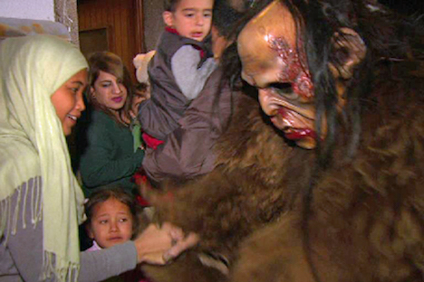 【서울=뉴시스】오스트리아의 한 마을 주민들이 자국에 수용된 시리아 난민들에게 오스트리아의 전통 성탄절 행사인 '크람푸스(Krampus)'를 소개했다고 유럽 전문매체 더 로컬이 29일(현지시간) 보도했다. <출처: 더 로컬 캡처> 2015.11.30.