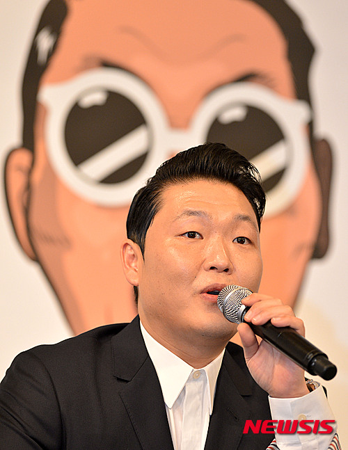 【서울=뉴시스】박진희 기자 = 30일 오후 여의도 콘래드 호텔에서 가수 싸이가 정규 7집 발매 기자회견을 하며 포토타임을 하고 있다. 2015.11.30&nbsp; pak7130@newsis.com 